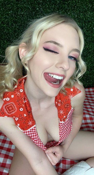 Have you searched me on PornHub today?! What are you waiting for!😘 https://t.co/fWSd3Jxpod