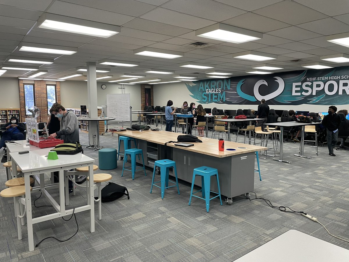 STEMHS_IdeaLab's tweet image. Innovation Lab hosting our Freshman Academy and Coach Caranna’s Cyber Security classes. Robotics, and VR, and E Sports Oh My #InnovationForEveryone
