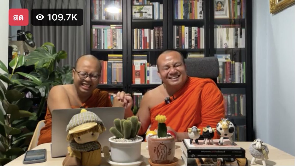 marvis4455's tweet photo. “ทำไมนิ้วมือถึงมีช่องว่าง เพราะรอให้ใครสักคนมาเติมเต็ม” #พระมหาสมปอง #พระมหาไพรวัลย์ https://t.co/ktEGf1fOwb
