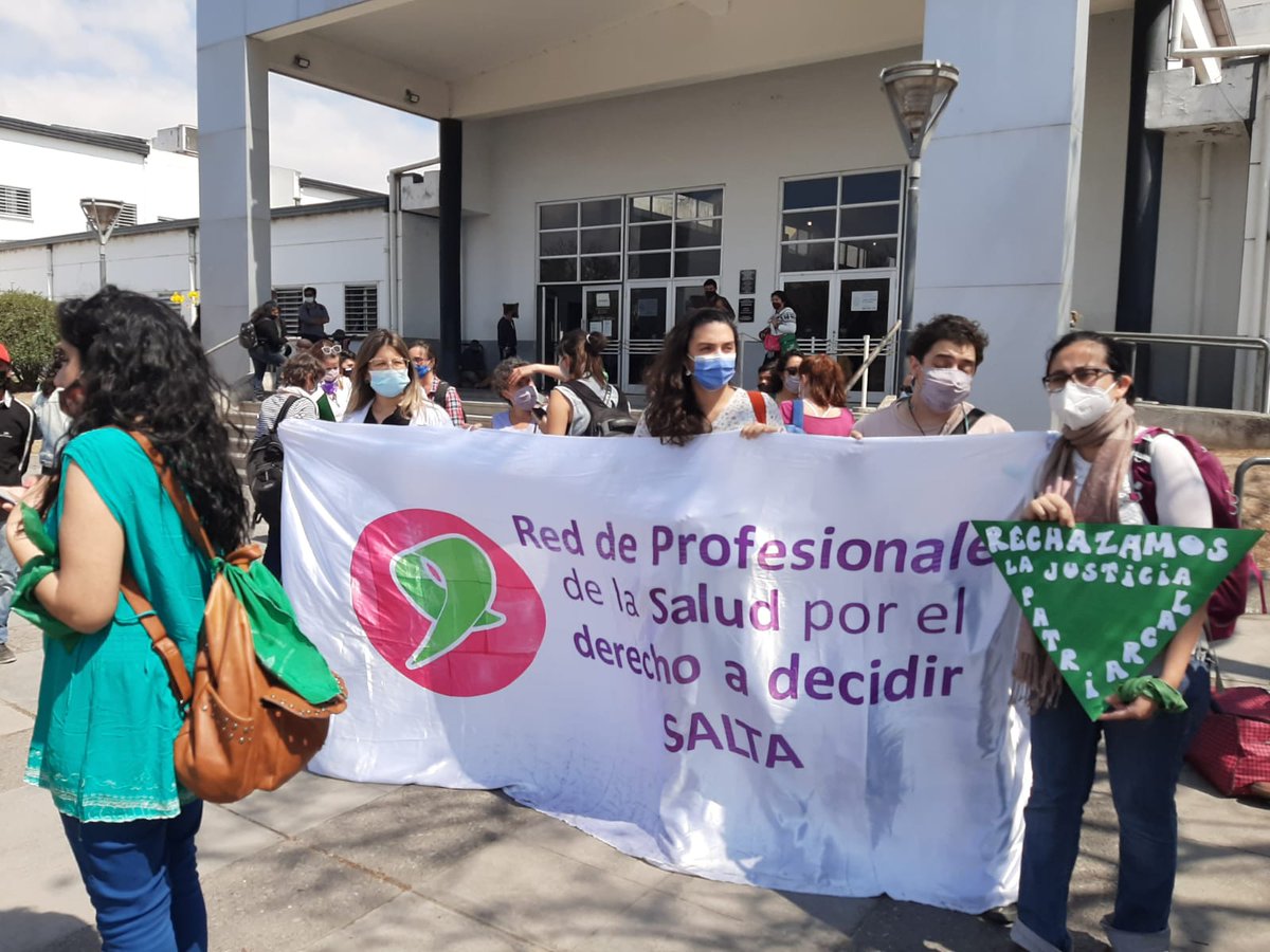 PorAbortoLegal's tweet photo. #Ahora Frente al hospital materno infantil de #Salta
LIBERTAD YA A LA MÉDICA DETENIDA
#GarantizarDerechosNoEsDelito 
A las calles otra vez 💪 https://t.co/QHtOi19t5n