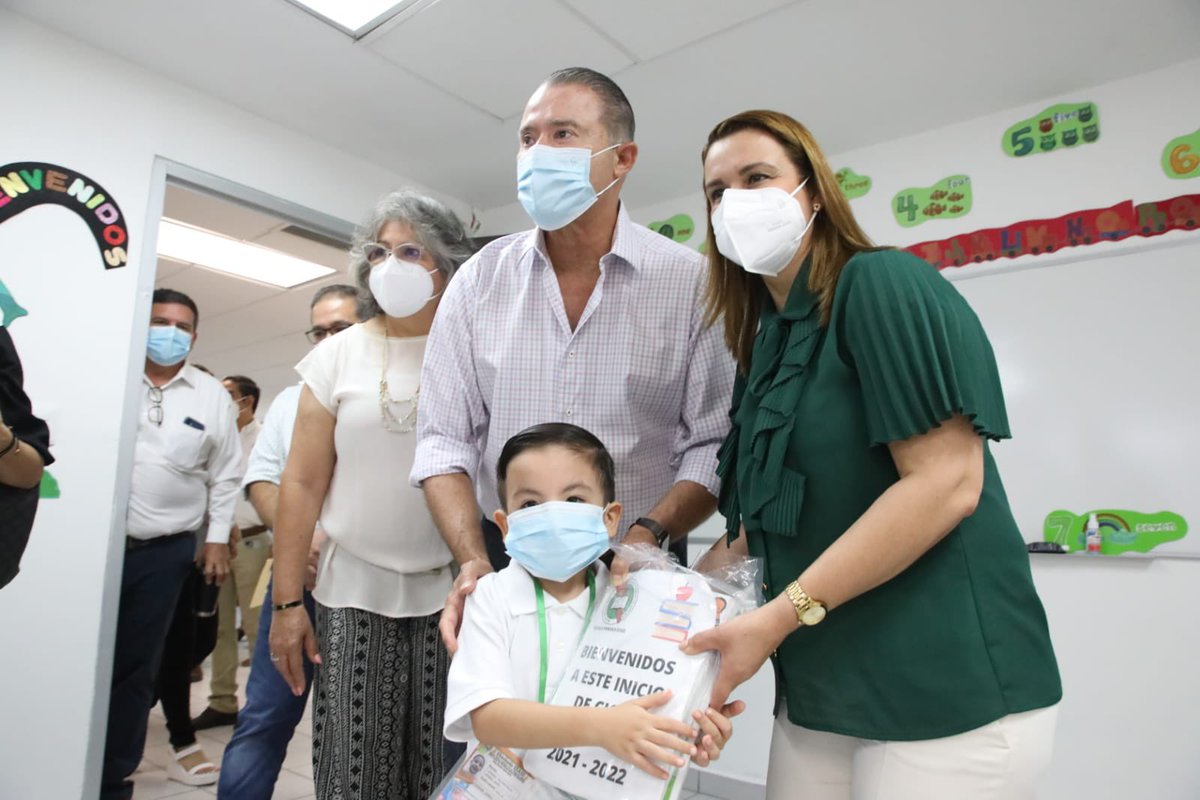 QuirinoOC's tweet photo. Estoy muy contento de ver niñas y niños regresando a la escuela. Hoy junto a la Secretaria General del sindicato inauguré la primaria del STASE. 

Una escuela en beneficio de los hijos de los trabajadores del Gobierno del Estado.

#PuroSinaloa 👊🏼 https://t.co/zrzFI1vKHO