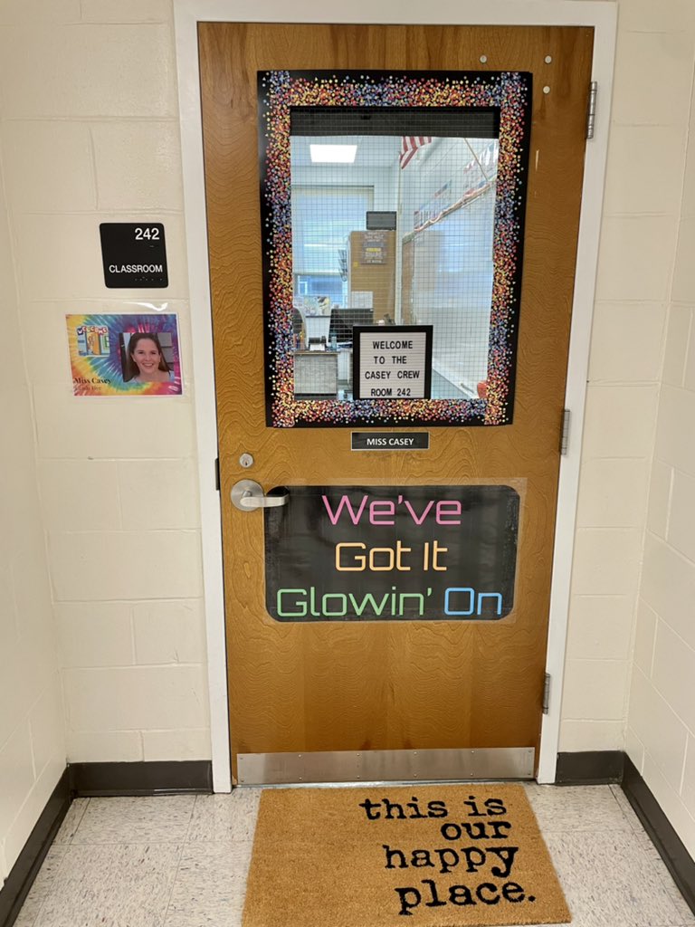 So excited to welcome our 5th Grade SuperKids to Room 242! <a href="/CatenaColts/">@Catenacolts</a> #itsGLOWtime #catenastrong