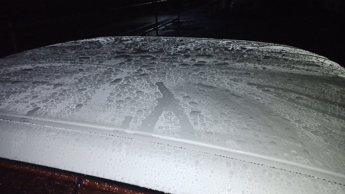 どむどむ サーブラウと同じコーティングをスカイラインに施工したら クリア無いのにめちゃくちゃ撥水してるし 塗装ひび割れてバキバキのボンネットもしっかり撥水してる