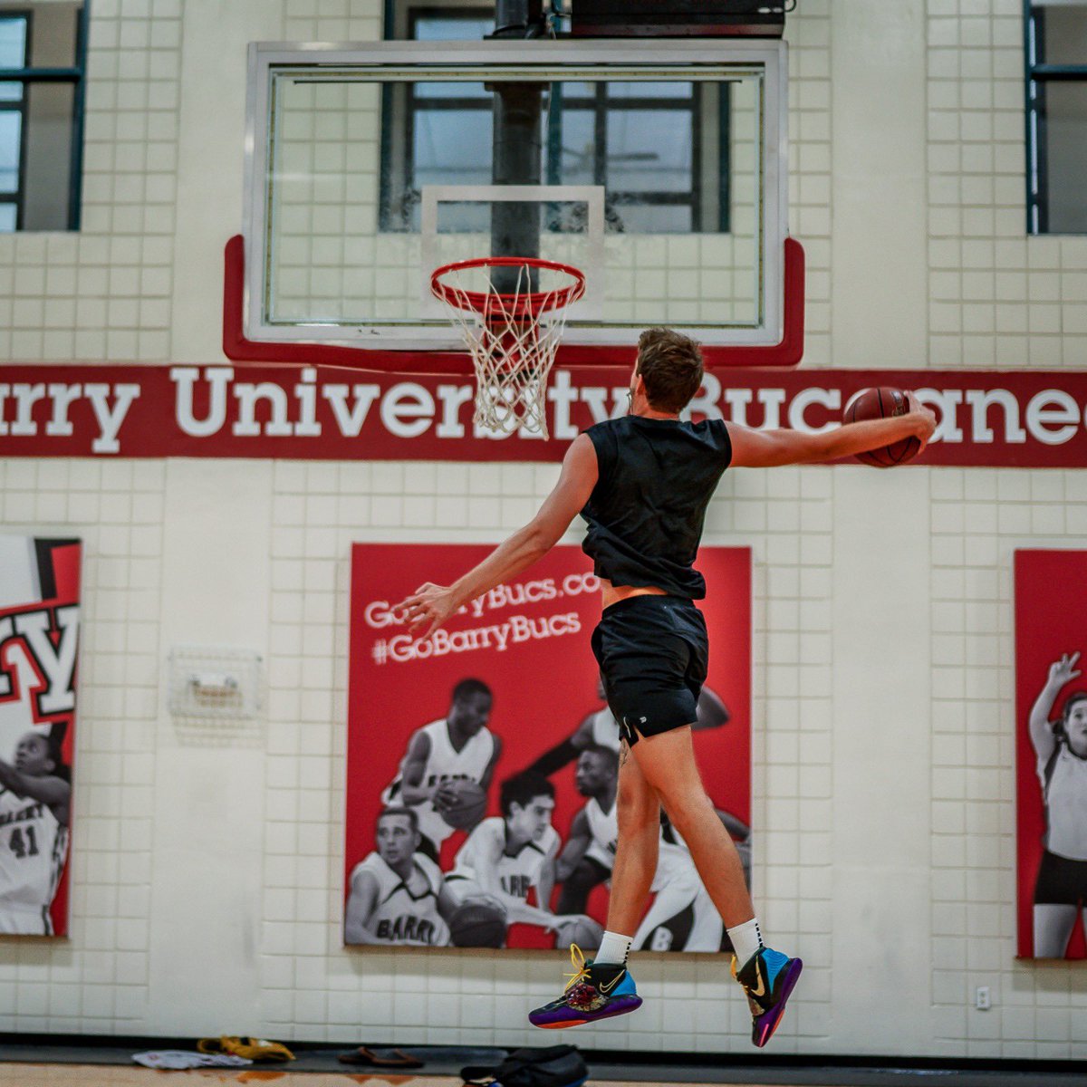 High flyers. ✈️

#BarryUHoops