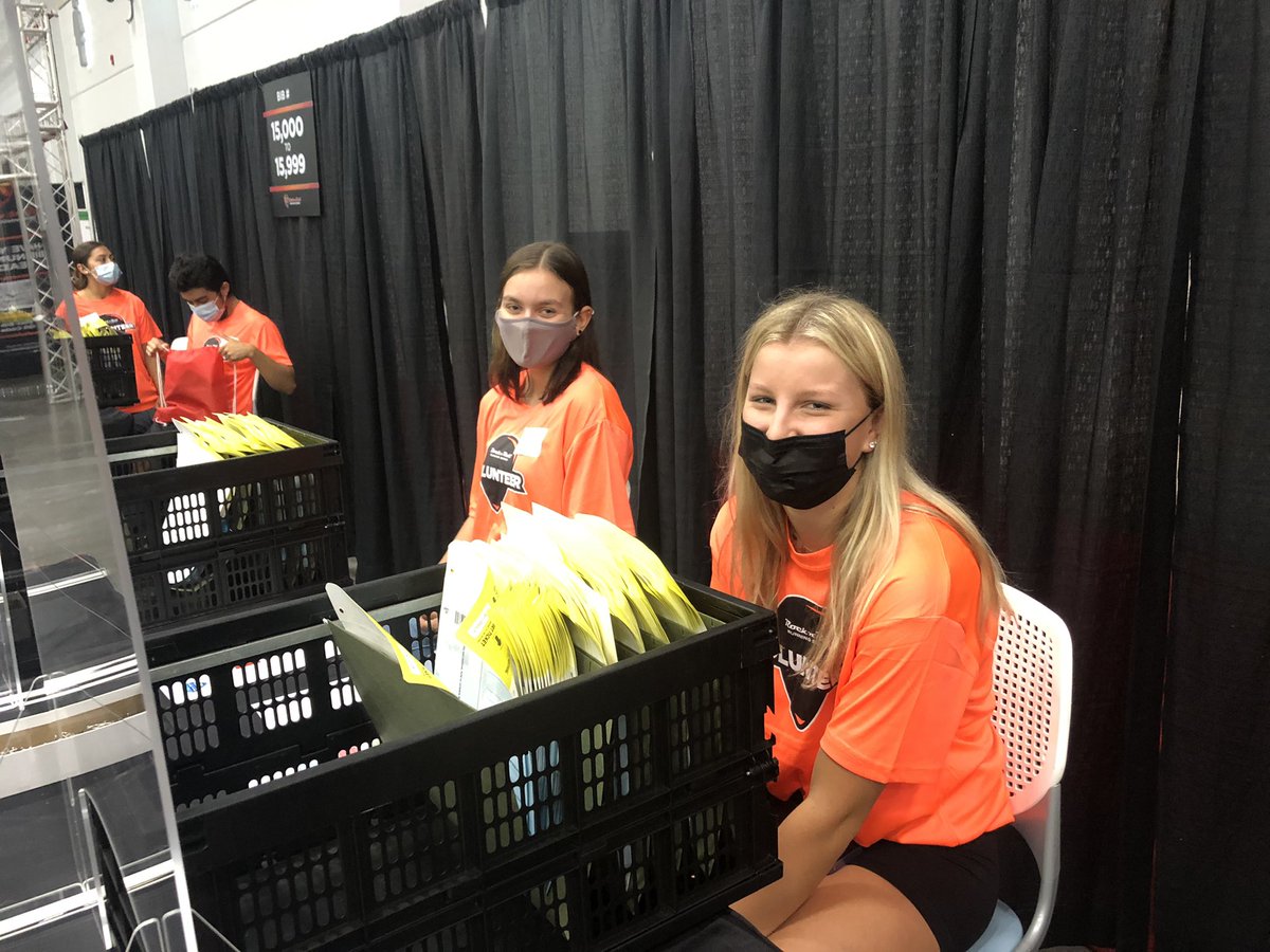 Marlinsmwswim's tweet photo. Helping out at the VIrginia Beach @RunRocknRoll expo this afternoon. Good luck to all the runners in the 1 mile, 5K, and Half Marathon this weekend! #runVB #13point1 #5K #1mile https://t.co/pzImrQRzkD