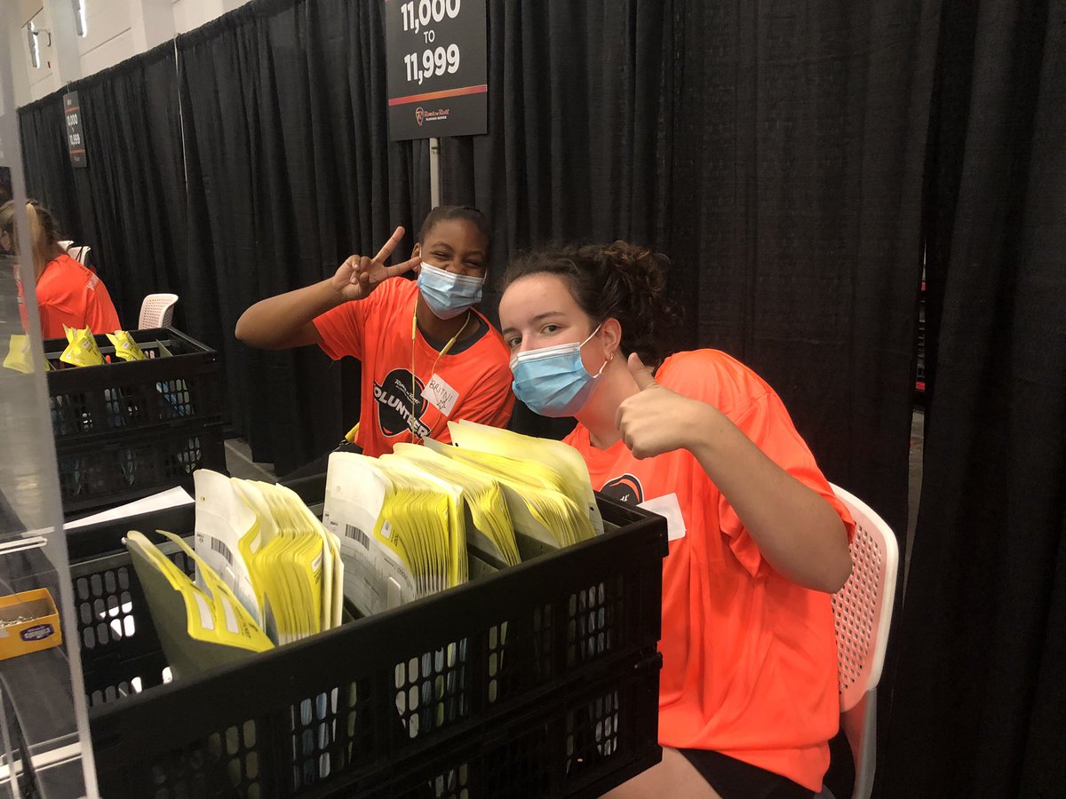 Marlinsmwswim's tweet photo. Helping out at the VIrginia Beach @RunRocknRoll expo this afternoon. Good luck to all the runners in the 1 mile, 5K, and Half Marathon this weekend! #runVB #13point1 #5K #1mile https://t.co/1lETNx9Kai