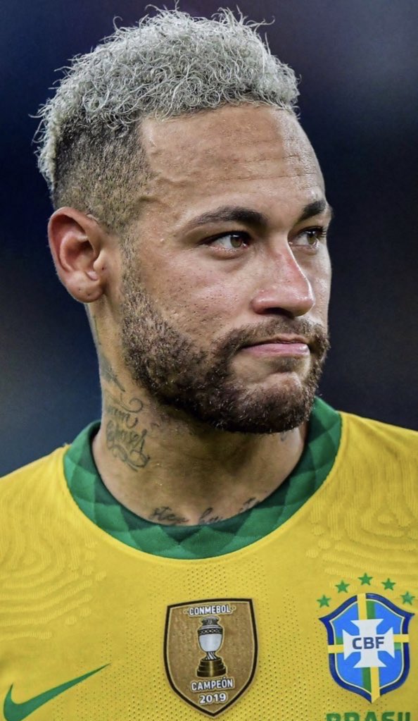 O Neymar jogou pra caralho na Copa América, jogou quase sozinho na final e não vi muita comoção da mídia.

Voltou pra temporada agora, está um pouco sem ritmo de jogo e foi mal ontem: Tô vendo um monte de jornalista já cagando regra e chamando disso e aquilo.

Covardes.