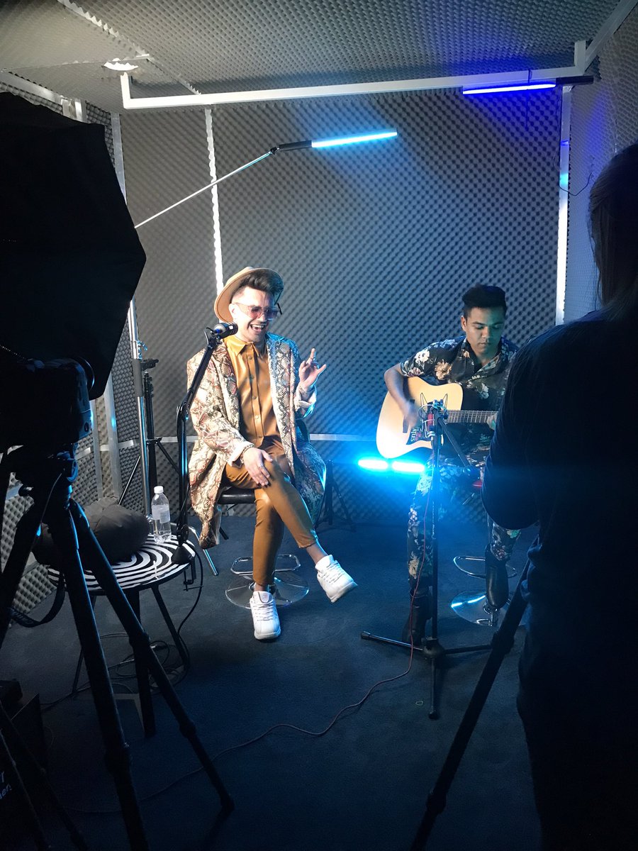 armandjoubert7's tweet image. Amazing day on set with #CloudSessions for a special performance. 🎬💙

Can’t wait for yall to see this.