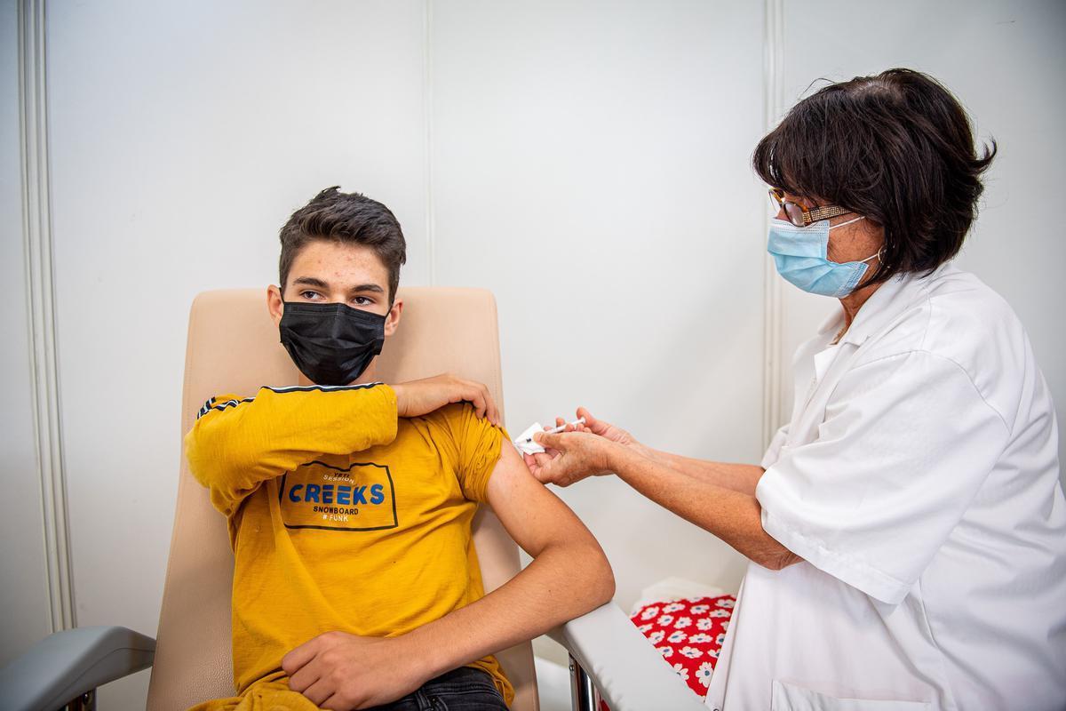 sudouest's tweet photo. Covid-19 : pas de vaccination pour les 12-15 ans en bonne santé au Royaume-Uni https://t.co/Dn9feNJq4r https://t.co/KghzxE4PtT
