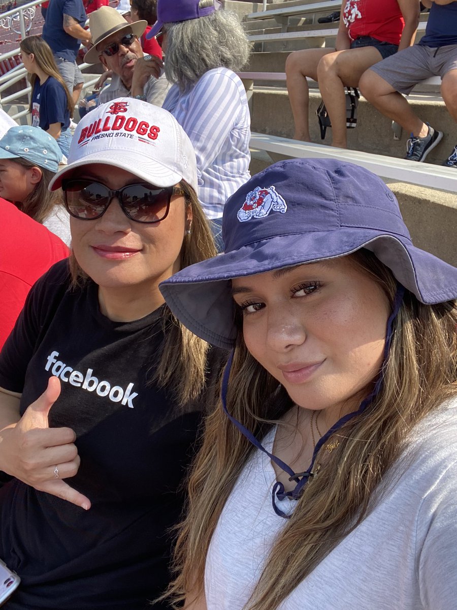 Mary_Vavao's tweet photo. It’s hard when you have a Duck and Bulldog in your family. Road trip to @uoregon to watch my moshi @moveezy33 battle the Oregon Ducks. My @evavao_ will probably not be happy with this but “LET’S go Fresno State Bulldogs!” #splithousehold #goodlucktoboth #letsbattle #goMose #aiga https://t.co/OqTvpI33P5