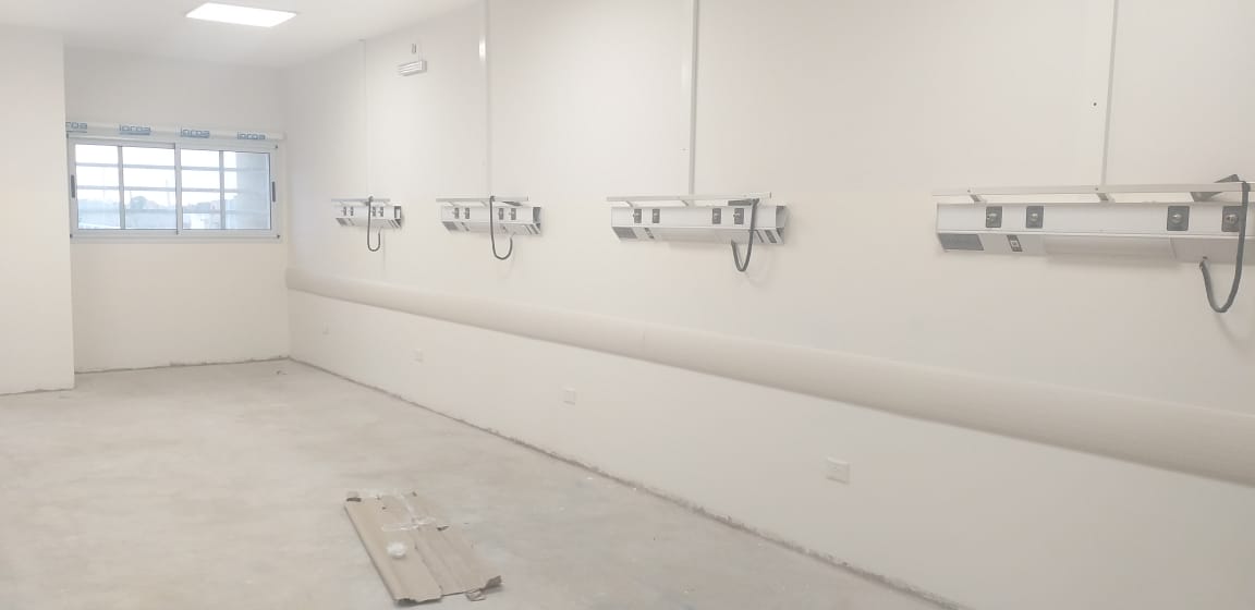 rionegroobras's tweet photo. 🏥 Hospital de #LasGrutas:
👷Estamos realizando las últimas tareas y  detalles en terminaciones, para iniciar en breve con la instalción del nuevo  equipamiento! https://t.co/lkhppUDau0