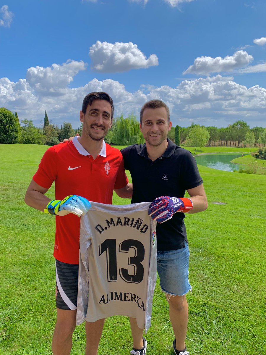 # T W O F I V E S Q U A D Bonita mañana hoy con @Dmarino90 , portero y capitán del @RealSporting !! Hemos acabado de perfilar el guante @twofivegloves con el que va a jugar próximamente. 🧤 ¡Mucha suerte esta noche ante el @gironafc ! #twofivesquad #alternativegoalkeeping