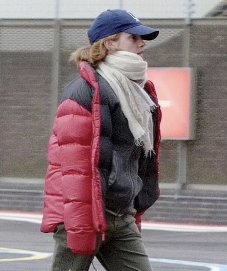 ew_source's tweet image. #New 📸: Emma and some friends recently arrived in Chelsea on private helicopter — 31.08.2021