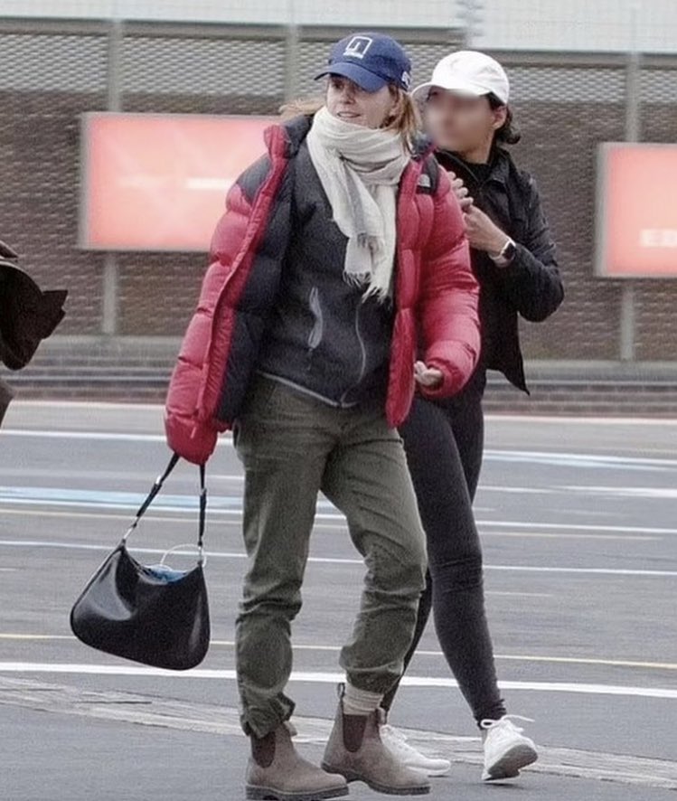 ew_source's tweet image. #New 📸: Emma and some friends recently arrived in Chelsea on private helicopter — 31.08.2021