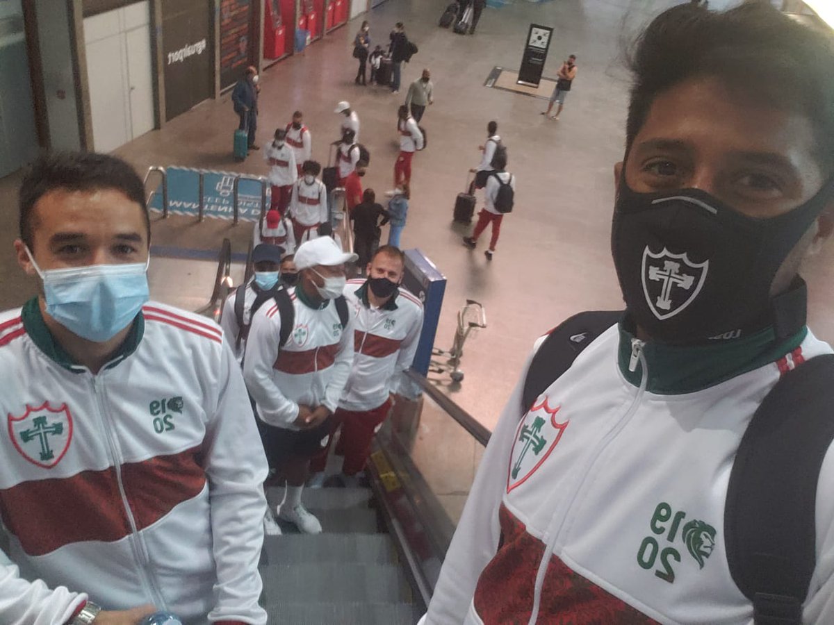 Lusa_Oficial's tweet photo. PARTIU CIANORTE ✈️

O Raphael Luz já mandou as selfies para a estag, no embarque do time rumo à partida de amanhã! 😅🤳

VAMOS LUSA! ❤️💚

#somoslusa #sãocristovãosaúde #graal #estrellagalicia #bancoluso #busscar #cellulamater #mgcontecnica #freesept https://t.co/wS0GwoKW5V