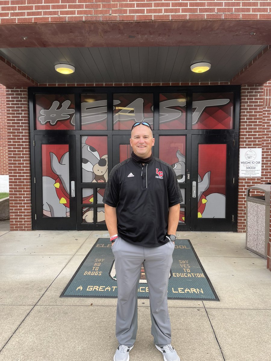 edix4407's tweet photo. What a great way to start Bulldog Friday!! Head Coach Alan Short led The East in the Pledge of Allegiance this morning!  Thanks Coach Short!  Go Dawgs!  #EAST @All_in_LC @east_louisa https://t.co/EWvbITluzT