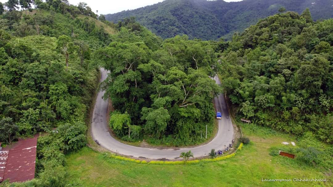 mizoraminsta's tweet photo. Thelretkawn, Sialsuk (Aizawl - Lunglei World Bank road), Mizoram
Pic credit 📷 @lalawmpuia_chhakchhuak
#thelretkawn #bendinhroad #uroad #curveroad #road #sialsuk #worldbankroad #mizoram #mizoraminsta #northeastIndia #travel #nature #serene #tranquility #scenery #hahdam #beautiful https://t.co/EBSCj7iLbE