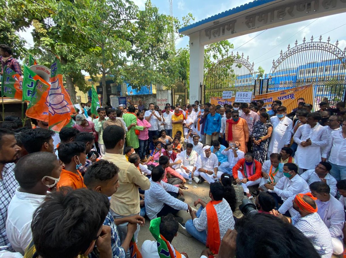 BJP4Jharkhand's tweet photo. वर्तमान @HemantSorenJMM  सरकार की नयी युवा विरोधी नियोजन नियमावली  के विरोध में @BJYMinJH के द्वारा पलामू जिला समाहरणालय का घेराव किया गया. https://t.co/6U6X9H6pNg