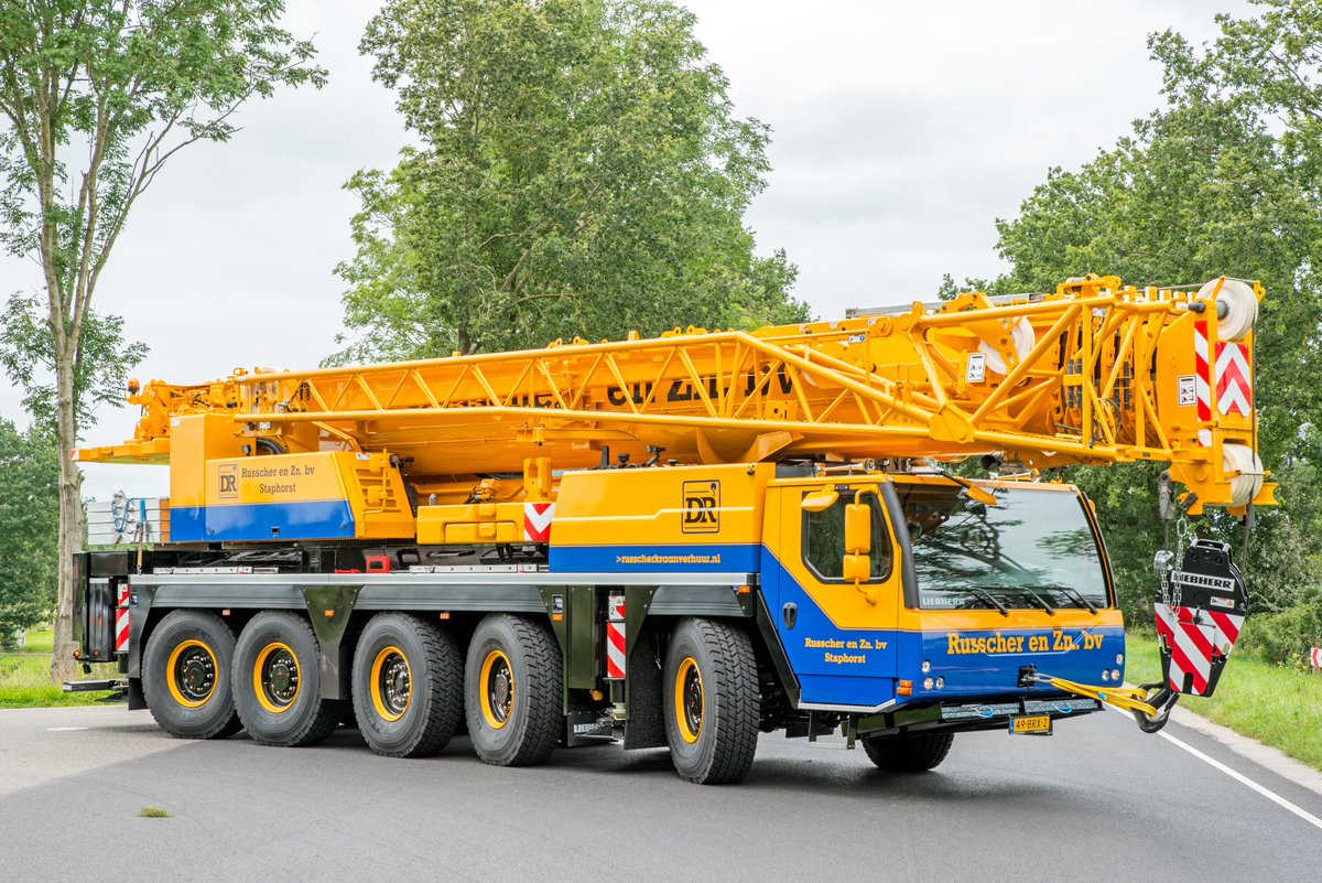 Deze week afgeleverd! De eerste nieuwe LTM 1150-5.3 in Nederland. Deze kraan is uitgerust met een 66m hoofdmast + 19m jib en 45 ton ballast. Ook is de kraan voorzien van VarioBase, ECOdrive en een Stage V motor. We wensen onze machinist Frank veel mooie en veilige hijsuren toe!