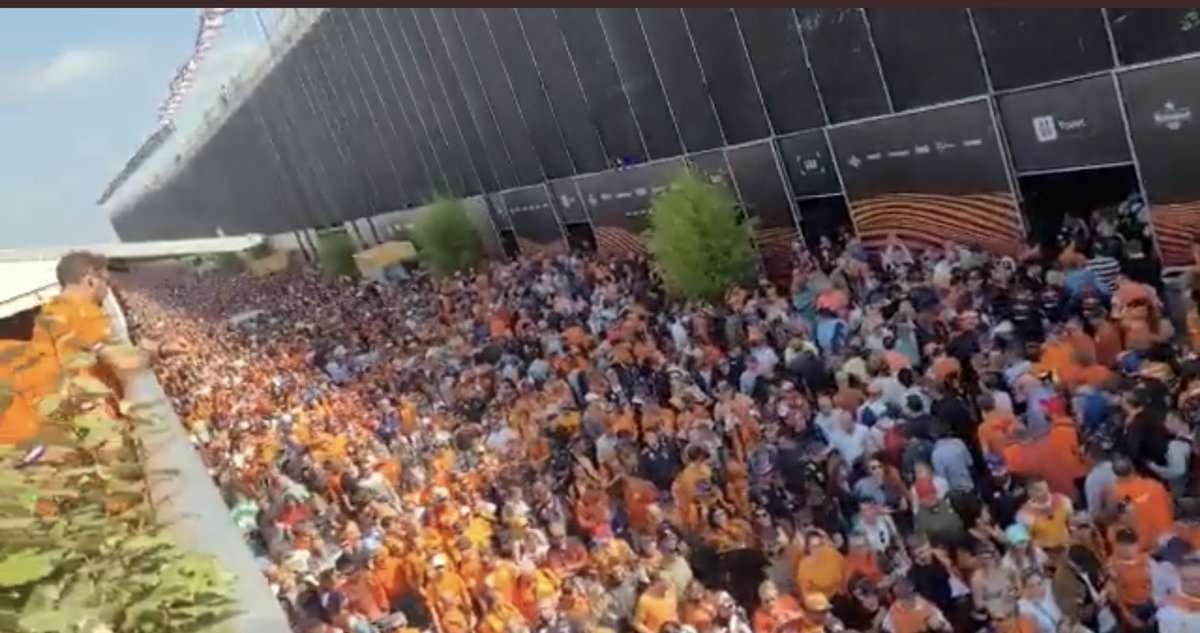 DodeRoos's tweet photo. Kunnen we de #coronamaatregelen nu per direct stoppen? Want dit is natuurlijk volstrekt ongeloofwaardig. Kinderen met een snottebel naar huis sturen, festivals verbieden en dit gewoon toestaan. Sure. #Zandvoort https://t.co/k5QD50aaAY