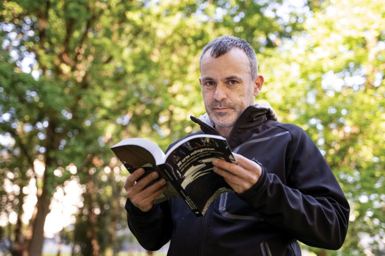 Txerra Rodriguezi euskara elkarteez egin duen tesiaz galdetu diogu: "Bi aukera daude: jarraitu pentsatzen erdigunean gaudela edo ertzetakoekin batera lan egin"

argia.eus/argia-astekari…