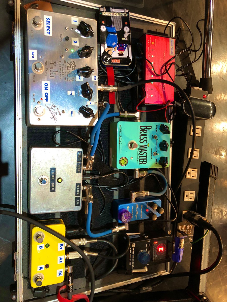 ChageさんBoot Up ツアー初日福岡が終わりました！今夜この素晴らしい音楽の一成分になれた事、感謝感激です。写真は愛すべき相棒達。セミホロウのフレットレスがニューフェイス。