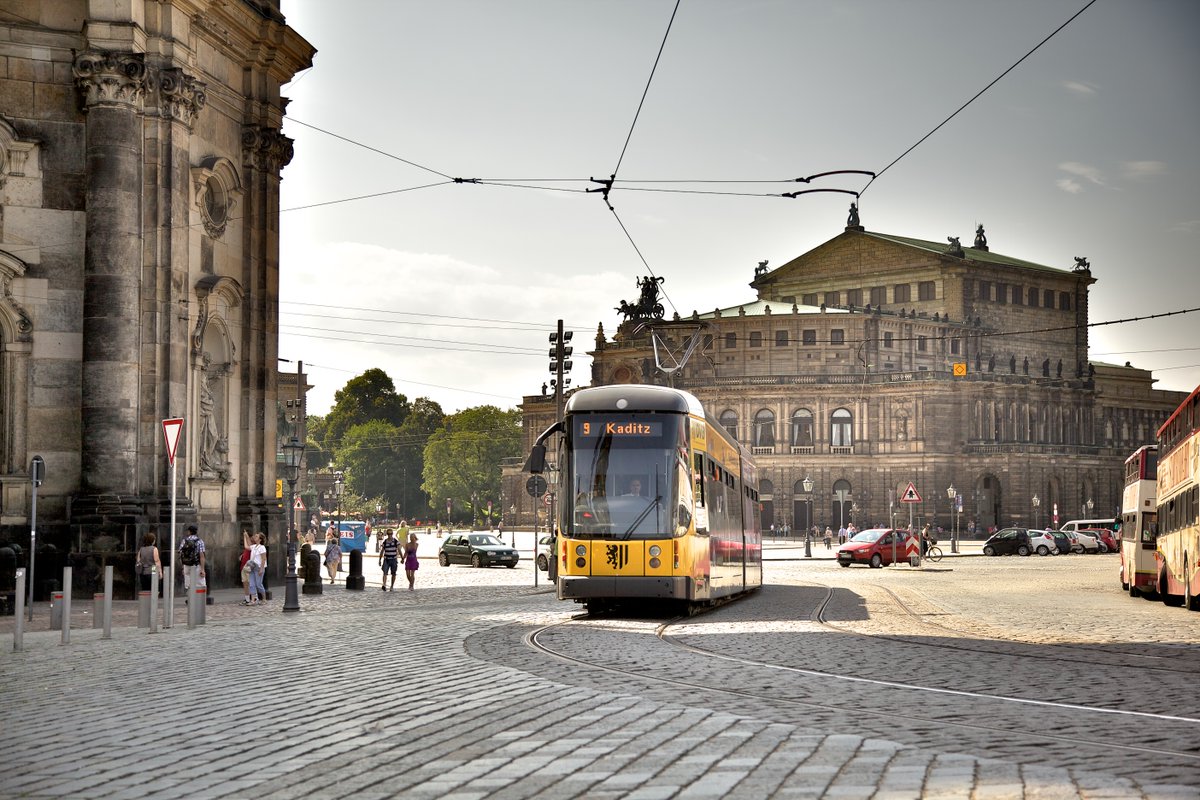 vvo_presse's tweet photo. Mit Bus und Bahn in die @Semperoper und ins @schauspielDD mit dem #KombiTicket, PI: https://t.co/lPOCHg37P5
Foto: VVO, Lars Neumann https://t.co/JbELMG382M