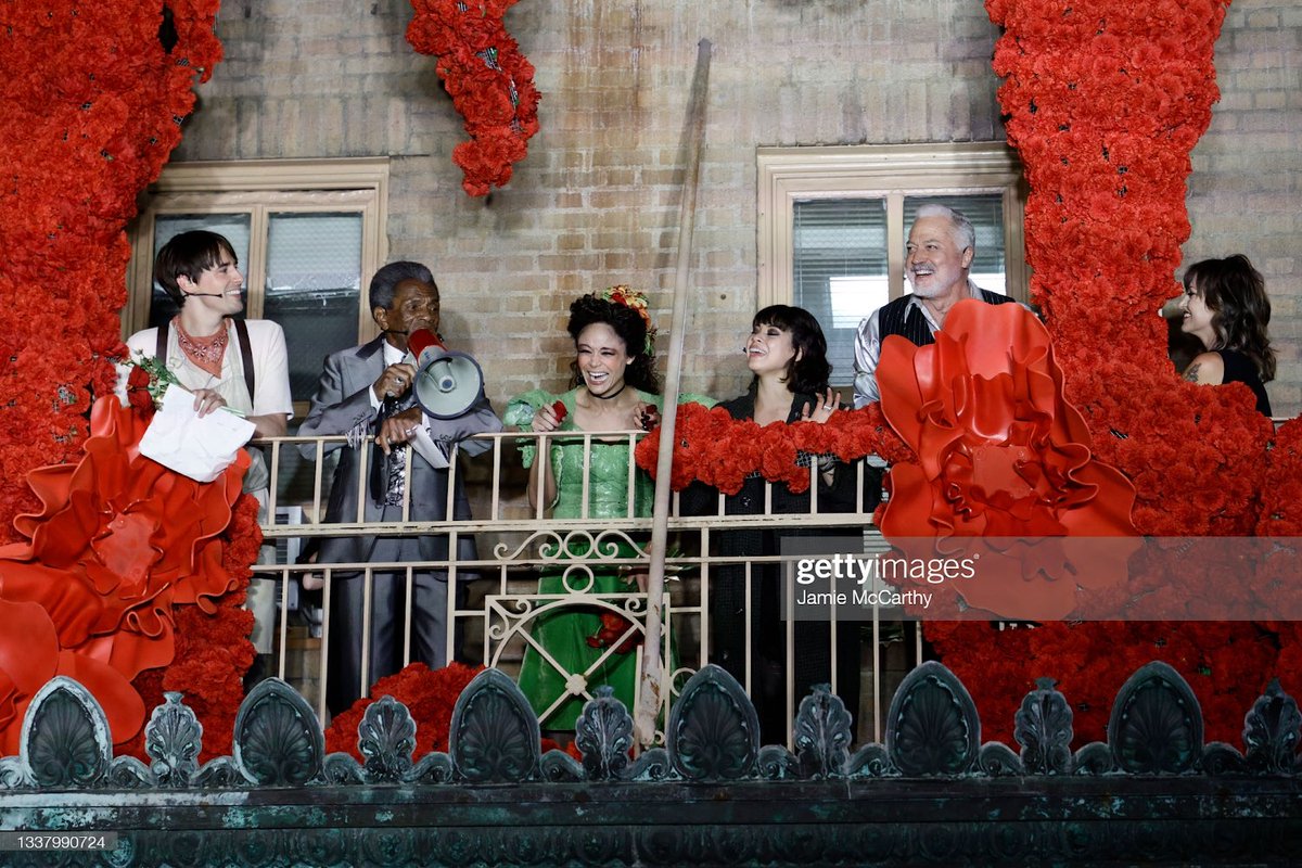 BwayMeme's tweet photo. 📸 Elenco de #Hadestown ao final do show ontem (2) em Nova York 🌹 https://t.co/H67pgjowTR