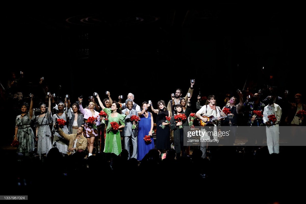 BwayMeme's tweet photo. 📸 Elenco de #Hadestown ao final do show ontem (2) em Nova York 🌹 https://t.co/H67pgjowTR
