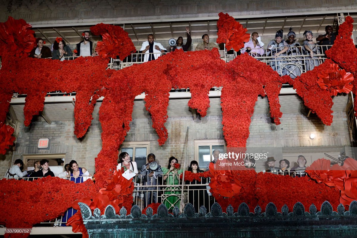 BwayMeme's tweet photo. 📸 Elenco de #Hadestown ao final do show ontem (2) em Nova York 🌹 https://t.co/H67pgjowTR