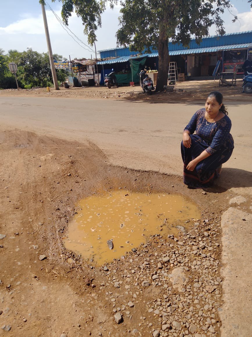 JSPVeeraMahila's tweet image. ఆంధ్ర ప్రదేశ్ రోడ్ల దుస్థితి పై @JanaSenaParty డిజిటల్ క్యాంపైన్, తూర్పు గోదావరి జిల్లా.

 కాకినాడ జీ జీ హెచ్ నుండి ఇంద్రపాలెం రోడ్డు.

#JSPForAP_Roads @PawanKalyan