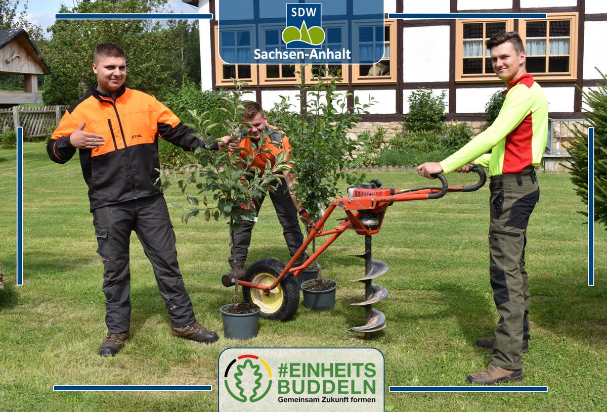 Forstwirt-#Azubis beteiligen sich am #Einheitsbuddeln❤️🌱❤️Ergänzend zum Ausbildungsalltag schlossen sich die #Forstwirt-Auszubildenden des #LandesZentrumWald aus Obersdorf der Kampagne Einheitsbuddeln an und pflanzten im #Jugendwaldheim #Wildenstall einige stattliche #Obstbäume.