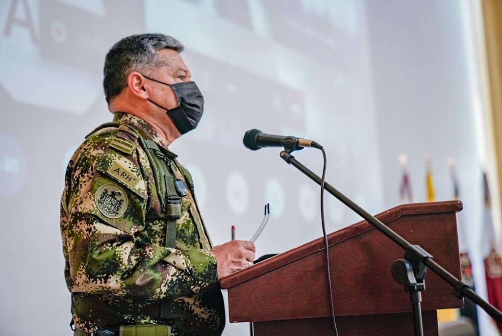 COL_EJERCITO's tweet photo. Siguiendo las políticas del señor #GeneralZapateiro, el mayor general Carlos Iván Moreno Ojeda segundo comandante del Ejército Nacional, realizó la academia «Las nuevas generaciones un reto institucional», (1) https://t.co/fyeuOs7riB