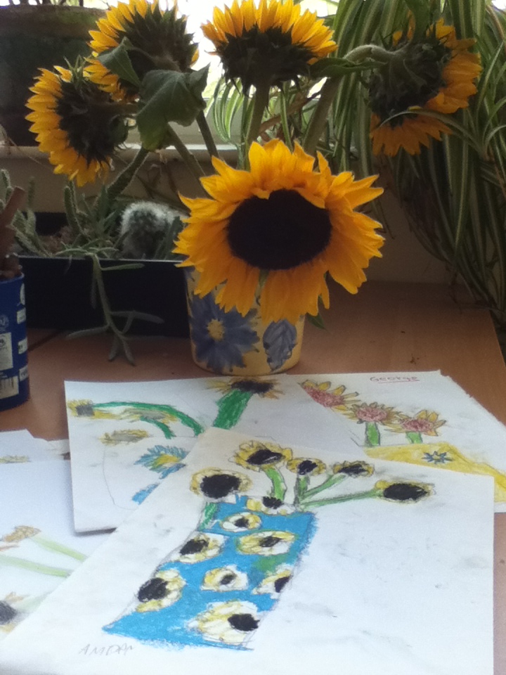 wooltonprimary's tweet image. 2R took an extra close and careful look at their sunflowers and then used oil pastels to create their own work of art #WPSFriendship  #WPSCreativity 😊👍