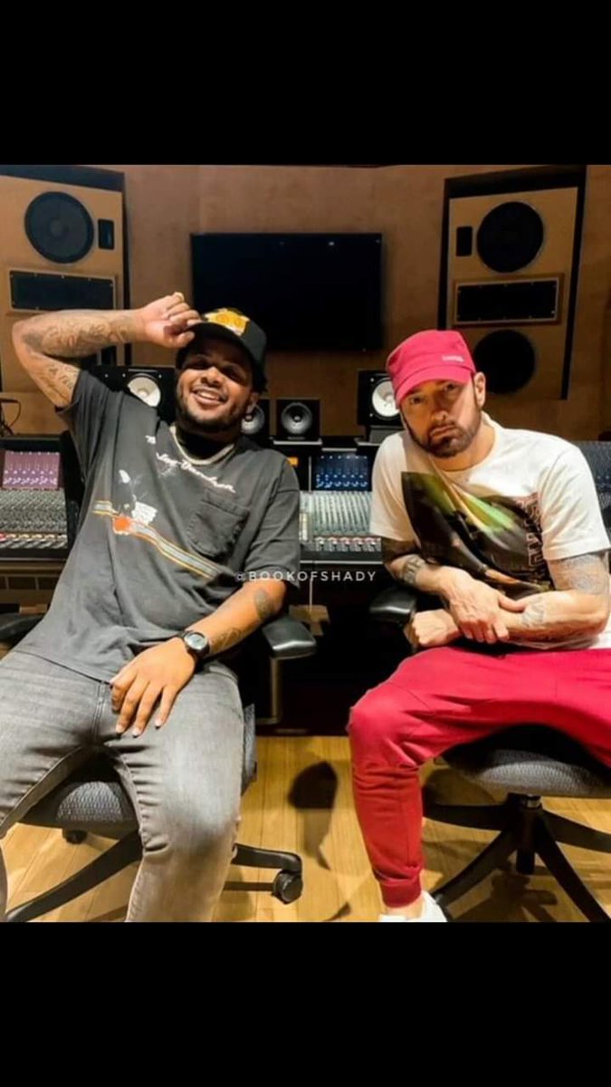 Ga_nesh77's tweet photo. I love him..It looks like he put his picture in hardback in his studio,and anyone who does a feat goes through there.. except in the picture with snoop,snoop got him high🤣🖤 #Eminem #ShadyRecords #LoveSweetLove #newfeaturing https://t.co/9zrDyBqH1b