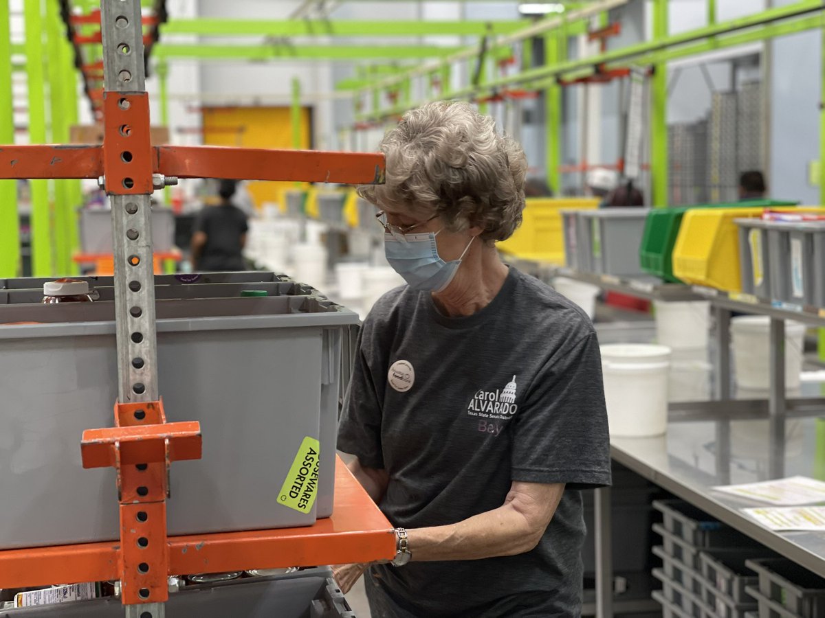 Carol Alvarado (@carolfortexas) on Twitter photo Today on #NationalFoodBankDay I want to thank #TeamAlvarado who volunteered at the <a href="/HoustonFoodBank/">Houston Food Bank</a> & packed 2310 meals for victims of #HurricaneIda.🍏
Register online now to find open #volunteer shifts: houstonfoodbank.org/volunteer Today on #NationalFoodBankDay I want to thank #TeamAlvarado who volunteered at the <a href="/HoustonFoodBank/">Houston Food Bank</a> & packed 2310 meals for victims of #HurricaneIda.🍏
Register online now to find open #volunteer shifts: houstonfoodbank.org/volunteer