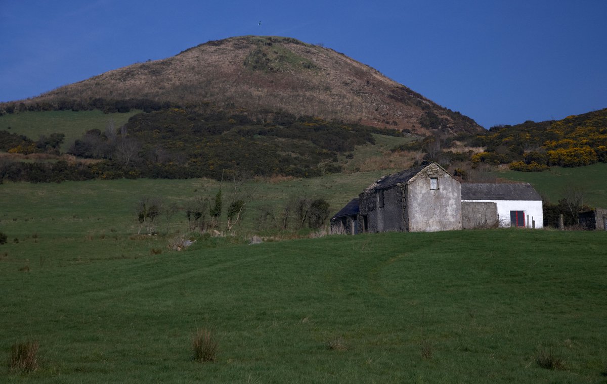 ArmaghChronicle's tweet photo. 📸 An old historic farmhouse beneath Sugarloaf Hill in Sturgan Brae, South Armagh

#Armagh #ArdMhacha https://t.co/IpdJmLWlqo