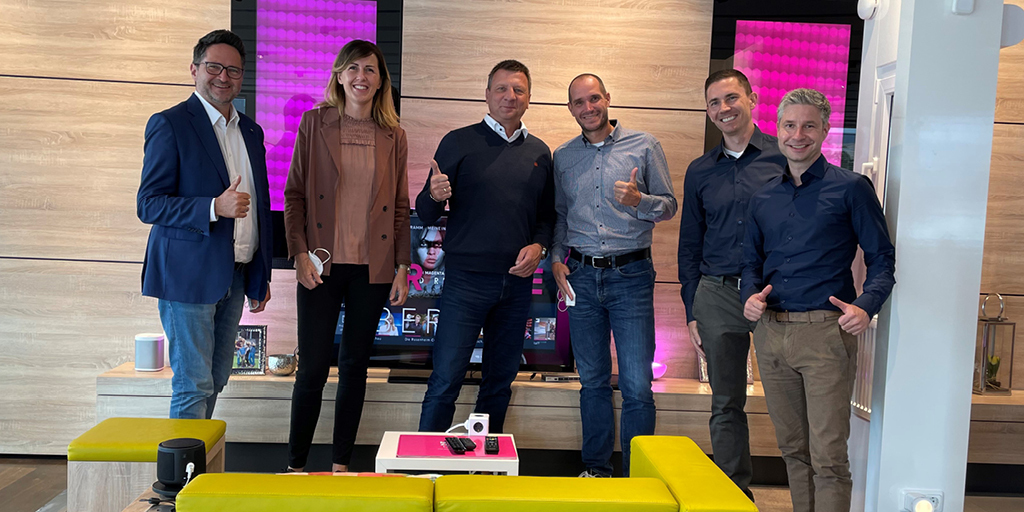 KOMSA_AG's tweet photo. Daumen hoch für gemeinsames #Wachstum. Richtungsweisendes Halbjahresmeeting von #Telekom und #KOMSA gestern im Telekom Flagship Store in Düsseldorf - denn #Vertriebsattacken für PK und GK besiegelt man am besten am Point of Sale. https://t.co/VjHdiynoIz
