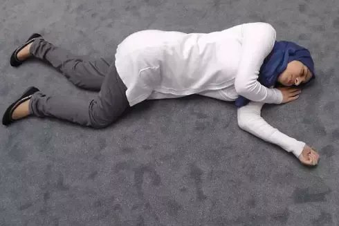 связанный человек. лежашийчеловек на полу. мужчина прикован к постели. связанный человек лежит. связанные парни арты.