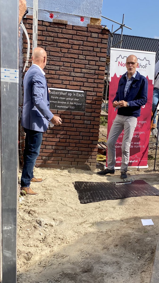 De eerste steen van de Noabershof is gelegd! Mooi initiatief in de kern Rijssen. Goed voorbeeld doet goed volgen!