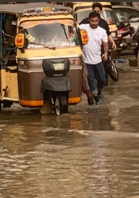 SumetaSyed's tweet photo. Young dynamic and #Responsive candidate of #DHA #Ward6 @UzairMughal13 ... out in the rain lending his helping hand. 🧿
#VoteForTeer #CBCElection !! https://t.co/FJZRZQ6nzf