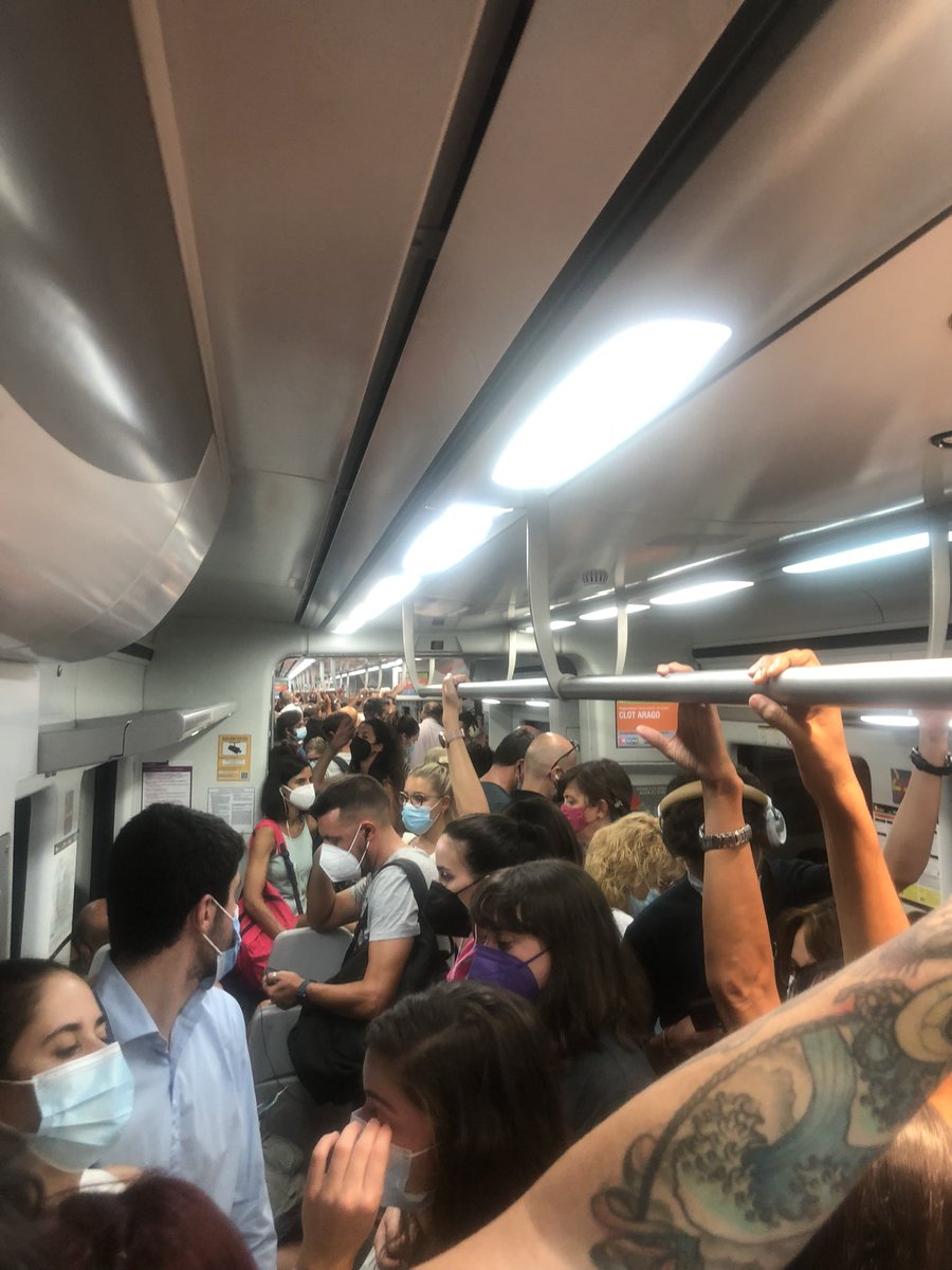 Bruix's tweet photo. @rod2nordcat @324cat @rod2cat @Adif_es TODA LA SEMANA CON RETRASOS Y TRENES EN ESTAS CONDICIONES. No tenéis vergüenza https://t.co/9Tqx6Qrt0Y