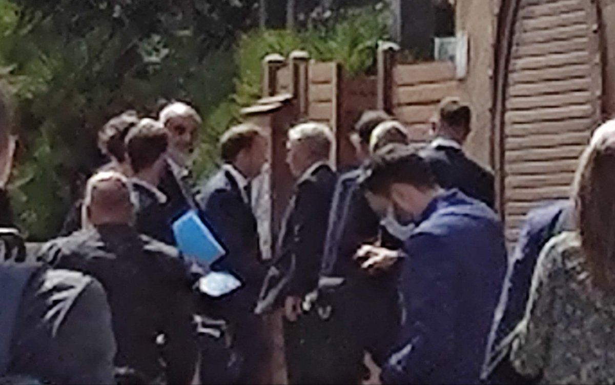 Arrivé il y a une heure et demie d'Emmanuel Macron au restaurant le perron