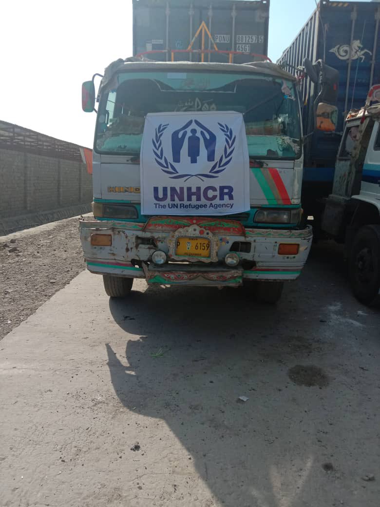 UNHCRAfg's tweet photo. @UNHCRAfg  much needed #emergency #humanitarian relief aid, arriving in #Afghanistan via Torkham border with Pakistan, to provide #lifesaving assistance to #IDPs displaced due to #conflict. #StayandDeliver 
Needs remain greater &amp; stepped up int’l community support is critical. https://t.co/UcyqQLlkfs