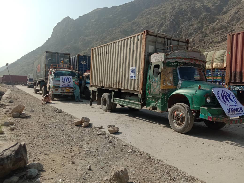UNHCRAfg's tweet photo. @UNHCRAfg  much needed #emergency #humanitarian relief aid, arriving in #Afghanistan via Torkham border with Pakistan, to provide #lifesaving assistance to #IDPs displaced due to #conflict. #StayandDeliver 
Needs remain greater &amp; stepped up int’l community support is critical. https://t.co/UcyqQLlkfs