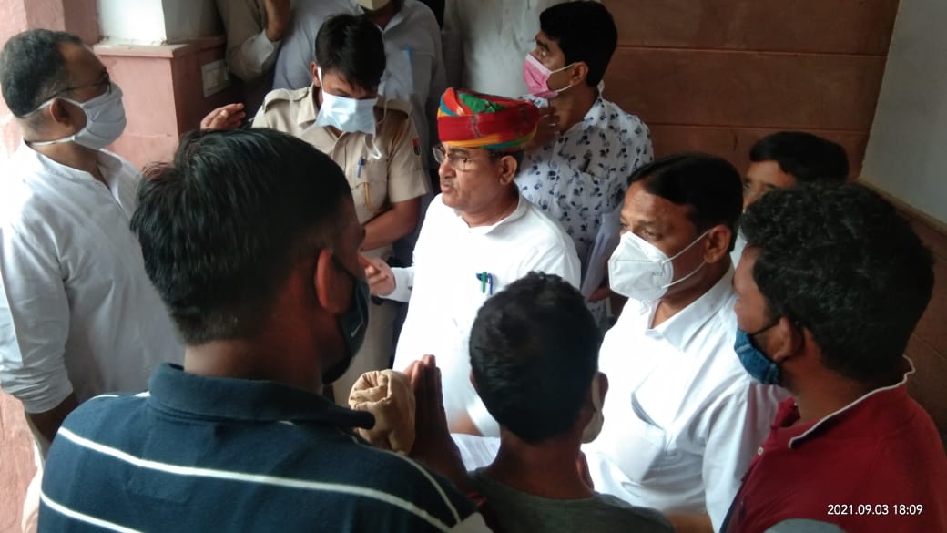 mediamanthan_'s tweet photo. #बीकानेर । बीकानेर दौरे पर आए खान मंत्री @PramodBhayaINC से धरने पर बैठे चयनितों ने की मुलाकात । मंत्री ने चयनितों को दिया पूर्ण आश्वासन ।
@GovindDotasra @Sos_Sourabh @Deepak_Bayana1 
#REET2018_धरनाप्रदर्शन_बीकानेर
@dineshgurjar_04 @isudhirbishnoi https://t.co/GpjgE4B3PE