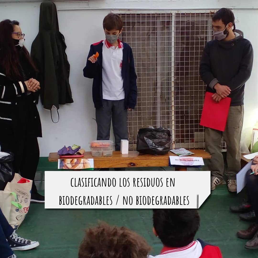 lascumbresedu's tweet image. Los alumnos de séptimo están muy motivados  desarrollando el proyecto  "Guardianes del planeta."
Días atrás participaron de un taller de compost y pudieron armar su compostera.

#compost #compostera   #concienciaambiental #agentesmultiplicadores
#inteligencianaturalista