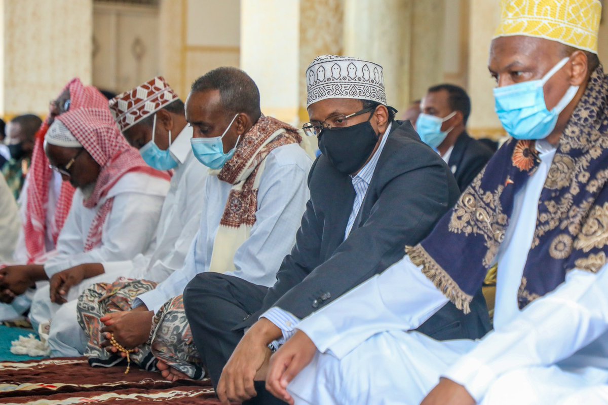TheVillaSomalia's tweet photo. Madaxweynaha JFS Mudane @M_Farmaajo ayaa Masjidka Isbahaysiga Islaamka ee magaalada Muqdisho ku tukaday salaadda janaasada, AHUN, Marxuum Maxamed Cumar Saalixi oo ahaa halyey door weyn ka soo qaatay difaaca kiiska dacwadda baddeenna ee horyaalla Maxkamadda Caddaaladda Adduunka https://t.co/6q0b8ExPOR