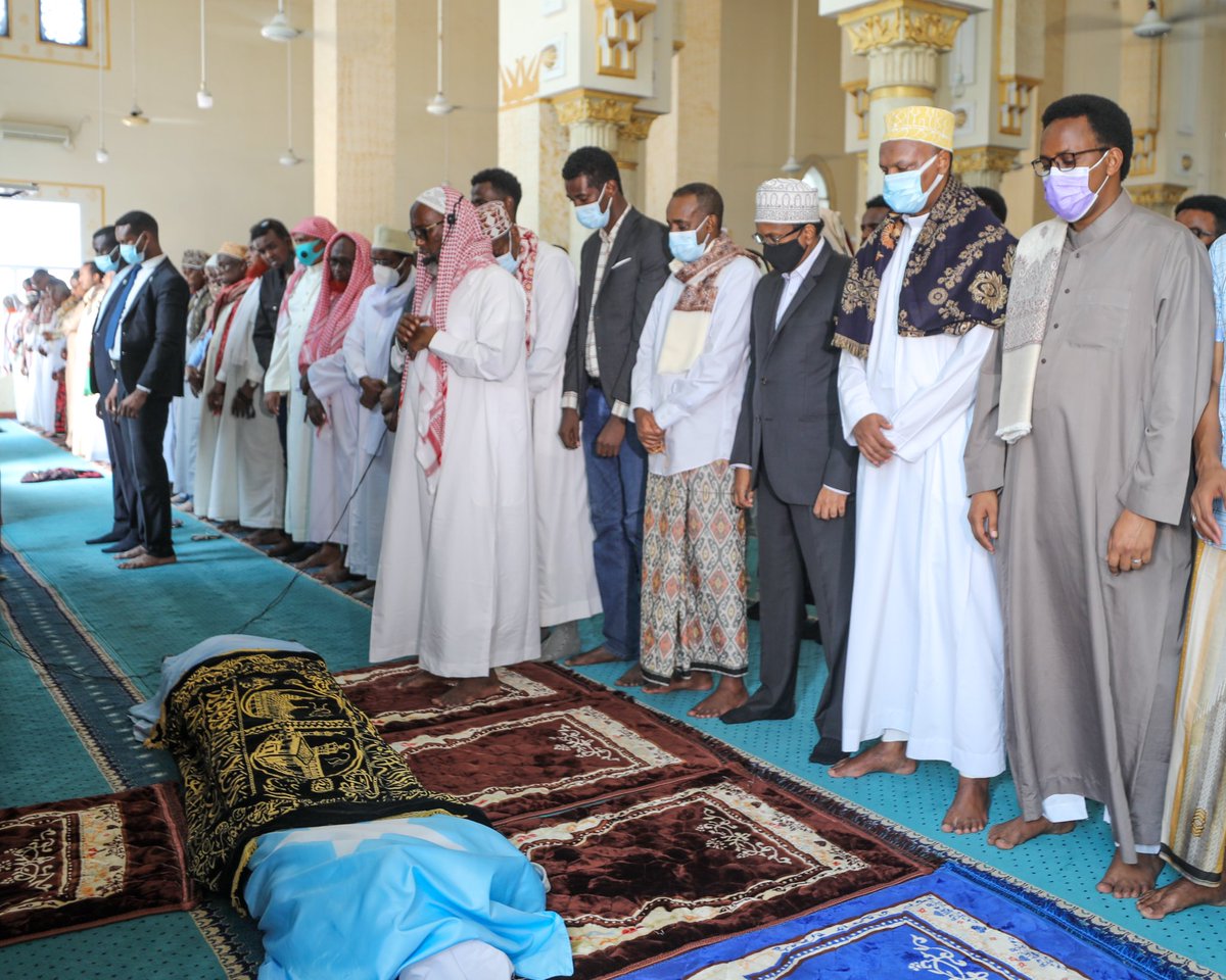 TheVillaSomalia's tweet photo. Madaxweynaha JFS Mudane @M_Farmaajo ayaa Masjidka Isbahaysiga Islaamka ee magaalada Muqdisho ku tukaday salaadda janaasada, AHUN, Marxuum Maxamed Cumar Saalixi oo ahaa halyey door weyn ka soo qaatay difaaca kiiska dacwadda baddeenna ee horyaalla Maxkamadda Caddaaladda Adduunka https://t.co/6q0b8ExPOR