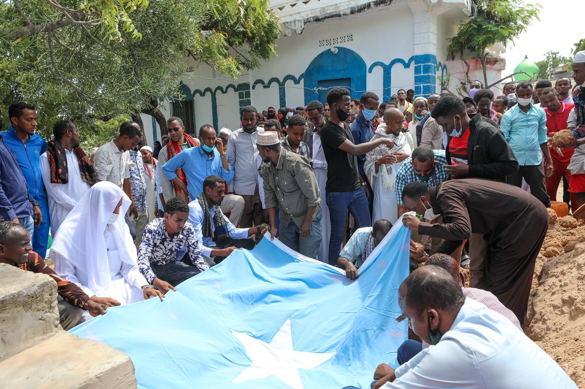TheVillaSomalia's tweet photo. Madaxweynaha JFS Mudane @M_Farmaajo ayaa Masjidka Isbahaysiga Islaamka ee magaalada Muqdisho ku tukaday salaadda janaasada, AHUN, Marxuum Maxamed Cumar Saalixi oo ahaa halyey door weyn ka soo qaatay difaaca kiiska dacwadda baddeenna ee horyaalla Maxkamadda Caddaaladda Adduunka https://t.co/6q0b8ExPOR